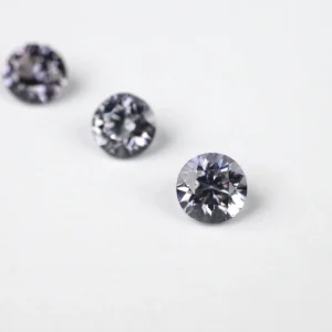 Lot om 3 spineller 3 mm 0,48 ct